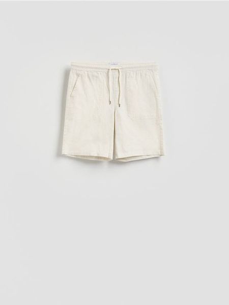 Szorty jogger regular fit - złamana biel. Szorty męskie Reserved, l, bez wzorów, z bawełny. Za 119.99 zł.