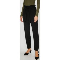 Jacqueline de Yong - Spodnie Dakota. Szare spodnie materiałowe damskie Jacqueline de Yong, z dzianiny. W wyprzedaży za 79.90 zł.