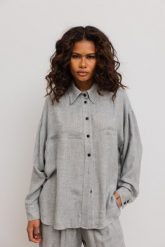 Luźna koszula z kieszeniami w kolorze LIGHT GREY- BERYL-M/L. Szare koszule damskie Marsala, l, bez wzorów, z jeansu, biznesowe, bez kołnierzyka, bez ramiączek. Za 359.90 zł.