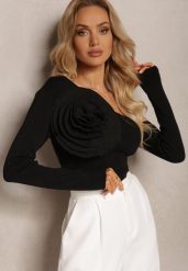 Czarna Bluzka z Asymetryczną Górą Ozdobiona Dużą Aplikacją Kwiatem Viacinta. Czarne bluzki damskie Renee, z aplikacjami, z jeansu, eleganckie, z asymetrycznym kołnierzem, bez ramiączek. Za 99.99 zł.