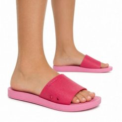 Klapki damskie Ipanama 83583 ANAT CLASSIC SLIDE FEM. Czerwone klapki damskie Ipanema, bez wzorów, z materiału, sportowe, bez obcasa. Za 55.00 zł.