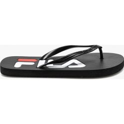 Fila - Japonki. Czarne klapki damskie Fila, bez wzorów, z gumy, bez obcasa, na płaskiej podeszwie, bez zapięcia. W wyprzedaży za 29.90 zł.