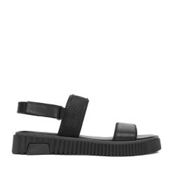 Sandały Lasocki. Czarne sandały damskie Lasocki, bez wzorów, bez obcasa, na płaskiej podeszwie, bez zapięcia. Za 169.99 zł.