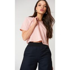 NA-KD Basic Krótki T-shirt oversize - Pink. Różowe t-shirty damskie NA-KD Basic, z bawełny. W wyprzedaży za 20.48 zł.