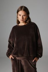 WELUROWA BLUZA PAULA CZEKOLADOWA M - Flawless. Brązowe bluzy damskie Flawless, m, bez wzorów, z materiału, bez kaptura. Za 329.00 zł.