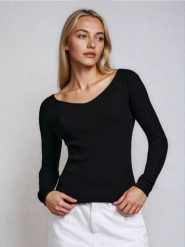 Prążkowany sweter z dekoltem V - czarny. Czarne swetry damskie Sinsay, l, bez wzorów, prążkowane, bez kołnierzyka, bez ramiączek, bez kaptura. Za 39.99 zł.