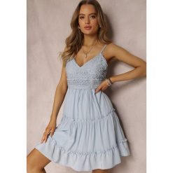 Niebieska Sukienka Iolosyne. Niebieskie sukienki damskie Renee, na lato, w ażurowe wzory, z koronki, boho, bez ramiączek. Za 74.99 zł.