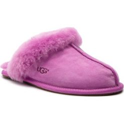 Kapcie UGG - W Scuffette II 5661 W/Bdc. Kapcie damskie marki UGG. W wyprzedaży za 319.00 zł.