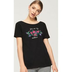 T-shirt z nadrukiem w kwiaty - Czarny. Czarne t-shirty damskie Sinsay, w kwiaty. W wyprzedaży za 14.99 zł.