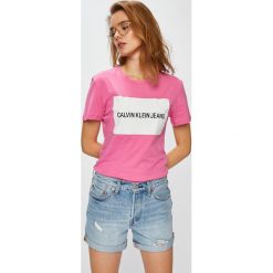 Calvin Klein Jeans - Top. Różowe topy damskie Calvin Klein Jeans, z nadrukiem, z bawełny, z okrągłym kołnierzem, z krótkim rękawem. Za 199.90 zł.