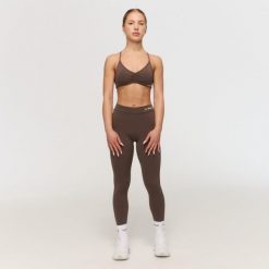 Legginsy damskie fitness z wysokim stanem cappuccino Fierce V-back. Brązowe legginsy damskie GYMBEAM, s, bez wzorów, z elastanu, z podwyższonym stanem, długie, do biegania. Za 113.90 zł.