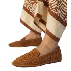 Karmelowe mokasyny ażurowe z ekozamszu brązowe. Brązowe mokasyny damskie ze skóry ekologicznej, eleganckie. Za 86.24 zł.