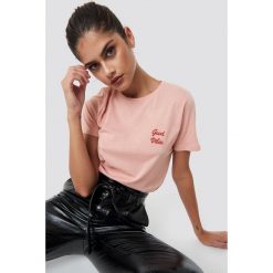 NA-KD T-shirt Good Vibes - Pink. Różowe t-shirty damskie NA-KD, z materiału, z okrągłym kołnierzem. Za 72.95 zł.