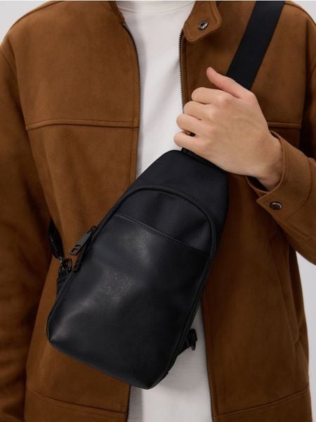 Saszetka crossbody - czarny. Czarne saszetki męskie Reserved, małe. W wyprzedaży za 55.99 zł.