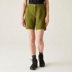 Spodenki turystyczne damskie Chaska. Zielone szorty sportowe damskie Regatta, bez wzorów, sportowe, trekkingowe. W wyprzedaży za 184.00 zł.