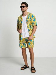 Wiskozowa koszula z krótkim rękawem The Simpsons - wielobarwny. Koszule męskie Sinsay, l, bez wzorów, z wiskozy, bez kołnierzyka, bez ramiączek. Za 49.99 zł.