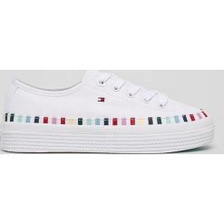 Tommy Hilfiger - Tenisówki. Białe trampki i tenisówki damskie Tommy Hilfiger, bez wzorów, z gumy, bez zapięcia. W wyprzedaży za 319.90 zł.