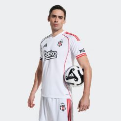 Koszulka Beşiktaş JK 25/26 Home. Białe koszulki sportowe męskie Adidas, s, z aplikacjami, z materiału, z asymetrycznym kołnierzem, bez ramiączek, do piłki nożnej. Za 435.62 zł.