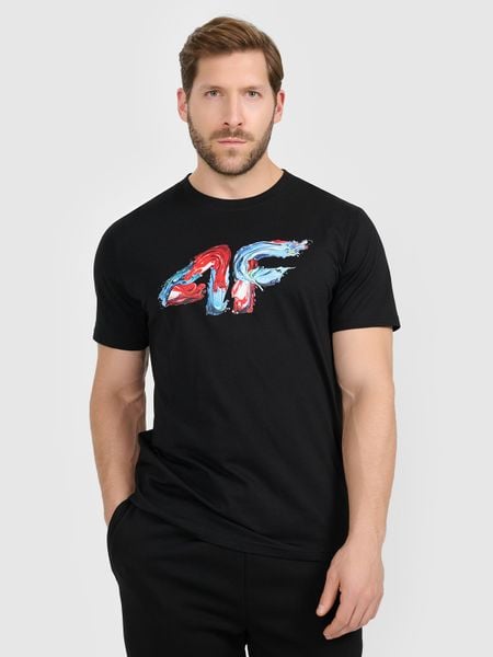 4F T-shirt regular z nadrukiem męski - czarny M. Czarne t-shirty męskie 4f, m, bez wzorów, z bawełny, bez kołnierzyka. W wyprzedaży za 39.99 zł.