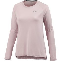 Koszulka "Breathe Tailwind" w kolorze jasnoróżowym do biegania. T-shirty damskie Nike Women, z okrągłym kołnierzem, z długim rękawem. W wyprzedaży za 117.95 zł.