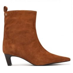 Botki Tommy Hilfiger. Brązowe botki damskie Tommy Hilfiger, bez obcasa, na słupku, bez zapięcia. Za 699.99 zł.