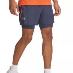 Tkane szorty 2 w 1 Under Armour Launch. Szare krótkie spodenki sportowe męskie Under Armour, bez wzorów, do biegania. Za 258.50 zł.