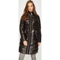 Guess Jeans - Kurtka puchowa Hama. Kurtki damskie marki Guess Jeans. W wyprzedaży za 849.90 zł.
