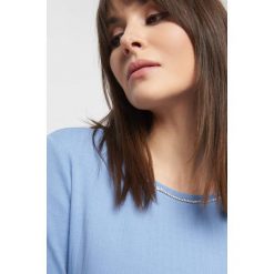 Prążkowany sweter z lamówką. Niebieskie swetry damskie Orsay, z bawełny, z okrągłym kołnierzem. Za 59.99 zł.
