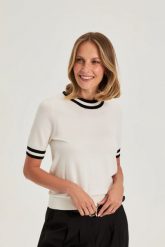 Sweter z krótkim rękawem biały. Białe swetry damskie MOODO, l, bez wzorów, z poliamidu, bez kołnierzyka, bez ramiączek, krótkie, bez kaptura. Za 89.99 zł.