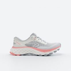 Buty do biegania w terenie damskie Kiprun MT Cushion 2. Białe obuwie sportowe damskie KIPRUN, bez wzorów, z kauczuku, do biegania. Za 449.99 zł.