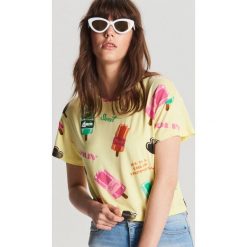Krótka koszulka all over - Żółty. T-shirty damskie marki Cropp. Za 39.99 zł.