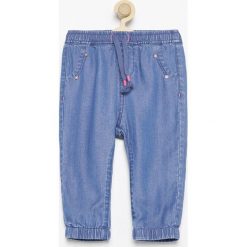 Jeansowe spodnie jogger - Niebieski. Jeansy dla chłopców marki Reserved. W wyprzedaży za 29.99 zł.