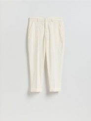 Spodnie carrot fi - złamana biel. Spodnie materiałowe męskie Reserved, l, bez wzorów, z bawełny. Za 149.99 zł.