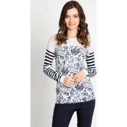 Sweter z granatowym wzorem QUIOSQUE. Swetry damskie marki QUIOSQUE. W wyprzedaży za 49.99 zł.