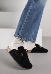 Czarne Klapki Mule z Imitacji Zamszu Zdobione Koralikami i Frędzlami Elwedena. Czarne klapki damskie Born2be, z aplikacjami, z jeansu, boho, bez obcasa, na płaskiej podeszwie. Za 79.99 zł.