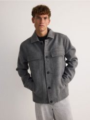 Koszula w kratę z grubej tkaniny - ciemnoszary. Szare koszule męskie Reserved, l, bez wzorów, z tkaniny, bez kołnierzyka, bez ramiączek. W wyprzedaży za 59.99 zł.