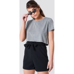 NA-KD Basic Krótki t-shirt z okrągłym dekoltem - Grey. Szare t-shirty damskie NA-KD Basic, z dzianiny, z okrągłym kołnierzem. Za 40.95 zł.