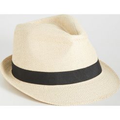 Pleciony kapelusz ze wstążką - Kremowy. Czapki i kapelusze damskie marki Sinsay. Za 14.99 zł.
