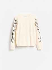 Sweter z ozdobną aplikacją - kremowy. Białe swetry damskie Reserved, l, z aplikacjami, z dzianiny, bez kołnierzyka, bez ramiączek, bez kaptura. Za 139.99 zł.