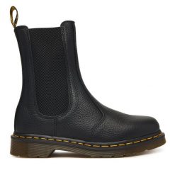 Sztyblety Dr. Martens. Czarne botki damskie Dr. Martens, bez obcasa, na płaskiej podeszwie, bez zapięcia. Za 989.99 zł.