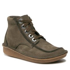 Trzewiki Clarks. Brązowe botki damskie Clarks, bez obcasa, na płaskiej podeszwie, bez zapięcia. Za 329.99 zł.