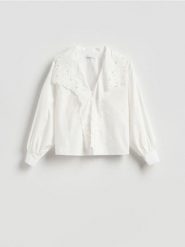 Bluzka z koronkowym kołnierzem - biały. Białe bluzki damskie Reserved, l, bez wzorów, z bawełny, bez kołnierzyka, bez ramiączek. Za 149.99 zł.