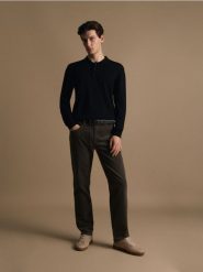 Sweter polo z wełny merino - czarny. Czarne swetry przez głowę męskie Reserved, l, bez wzorów, z wełny, bez kołnierzyka. Za 219.99 zł.