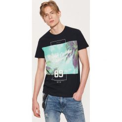 T-shirt z fotonadrukiem - Granatowy. Niebieskie t-shirty męskie House. Za 39.99 zł.