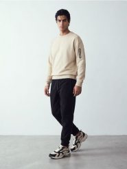 Bluza crewneck z kieszenią na rękawie - kremowy. Białe bluzy męskie Sinsay, l, bez wzorów, bez kaptura. Za 49.99 zł.