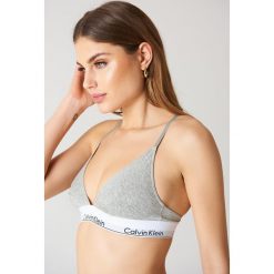 Calvin Klein Biustonosz z trójkątnymi miseczkami Modern - Grey. Szare biustonosze Calvin Klein, z haftami, z bawełny. Za 141.95 zł.