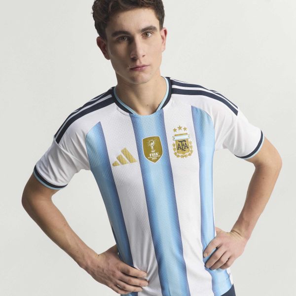 Koszulka domowa Argentyna 26 Authentic. Białe koszulki sportowe męskie Adidas, s, bez wzorów, z dzianiny, bez kołnierzyka, bez ramiączek, do piłki nożnej, climacool (adidas). Za 649.00 zł.