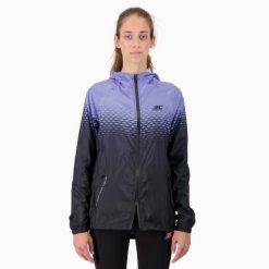 Damska lekka kurtka przeciwwiatrowa do biegania i trailu PERFORMANCE WINDBREAKER. Fioletowe kurtki sportowe damskie BODYCROSS, na zimę, bez wzorów, z materiału, bez kaptura, do biegania. Za 739.99 zł.