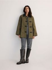 Kurtka z kontrastowym kołnierzem - zielony. Zielone kurtki damskie Reserved, l, bez wzorów, z bawełny, bez kaptura. W wyprzedaży za 259.99 zł.