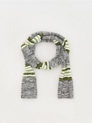 Wzorzysty szalik - wielobarwny. Szaliki i chusty damskie Reserved, bez wzorów. W wyprzedaży za 17.99 zł.